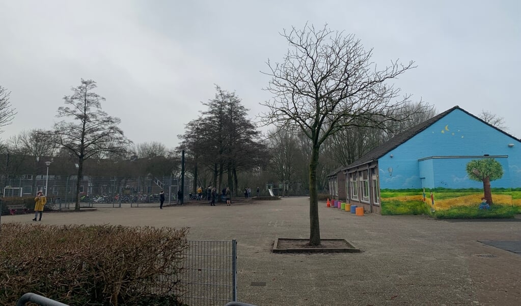 Schoolplein obs De Velduil, met links de voetbalkooi waar de nieuwe gymzaal is gepland
