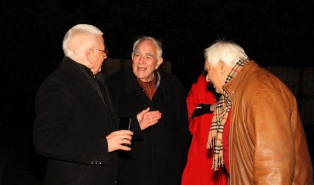 Piet van den Hurk (midden), wordt gefeliciteerd door voorzitter Harry Thijssen (links) en Jaap Spakman (rechts).