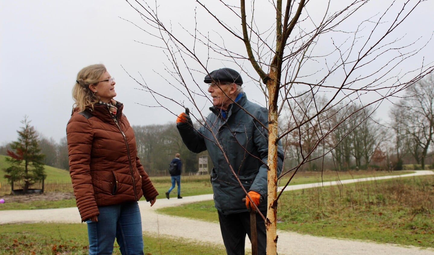 Lia Bouma met Ruud van Dongen. De oudste vrijwilliger plantte onlangs een nieuwe berk.