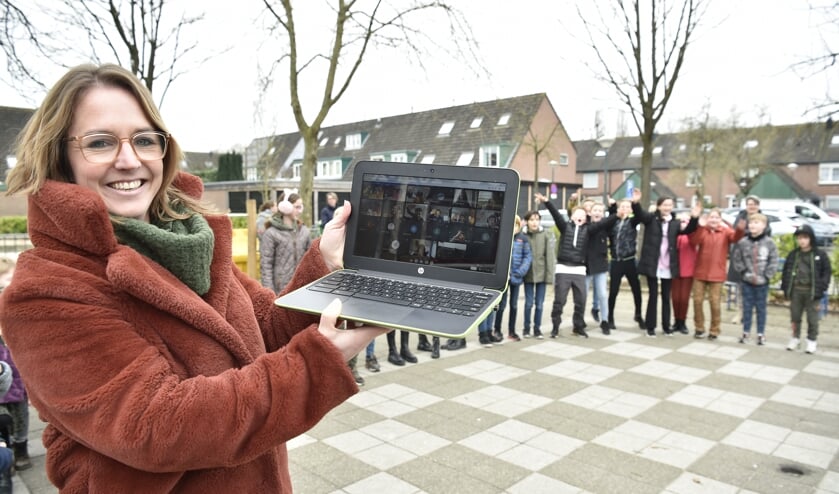 De kinderen die thuis met corona of in quarantaine zaten, konden meekijken. Zij krijgen later ook de traktatie.