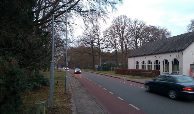 <p>De flitspaal zonder camera langs de Otterloseweg in Harskamp.</p>