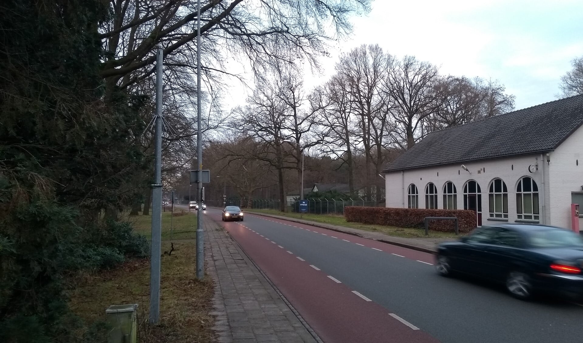 De flitspaal zonder camera langs de Otterloseweg in Harskamp.