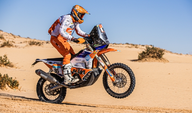 <p>Wiljan van Wikselaar kwam ondanks twee flinke crashes aan de finish van de achtste etappe in de Dakar Rally.</p>
