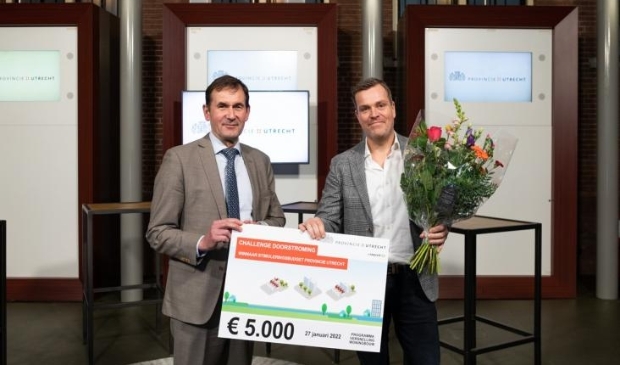 <p>Gedeputeerde Rob van Muilekom overhandigt de cheque aan Ludan Schmid van Tellers en Benoemers.</p>