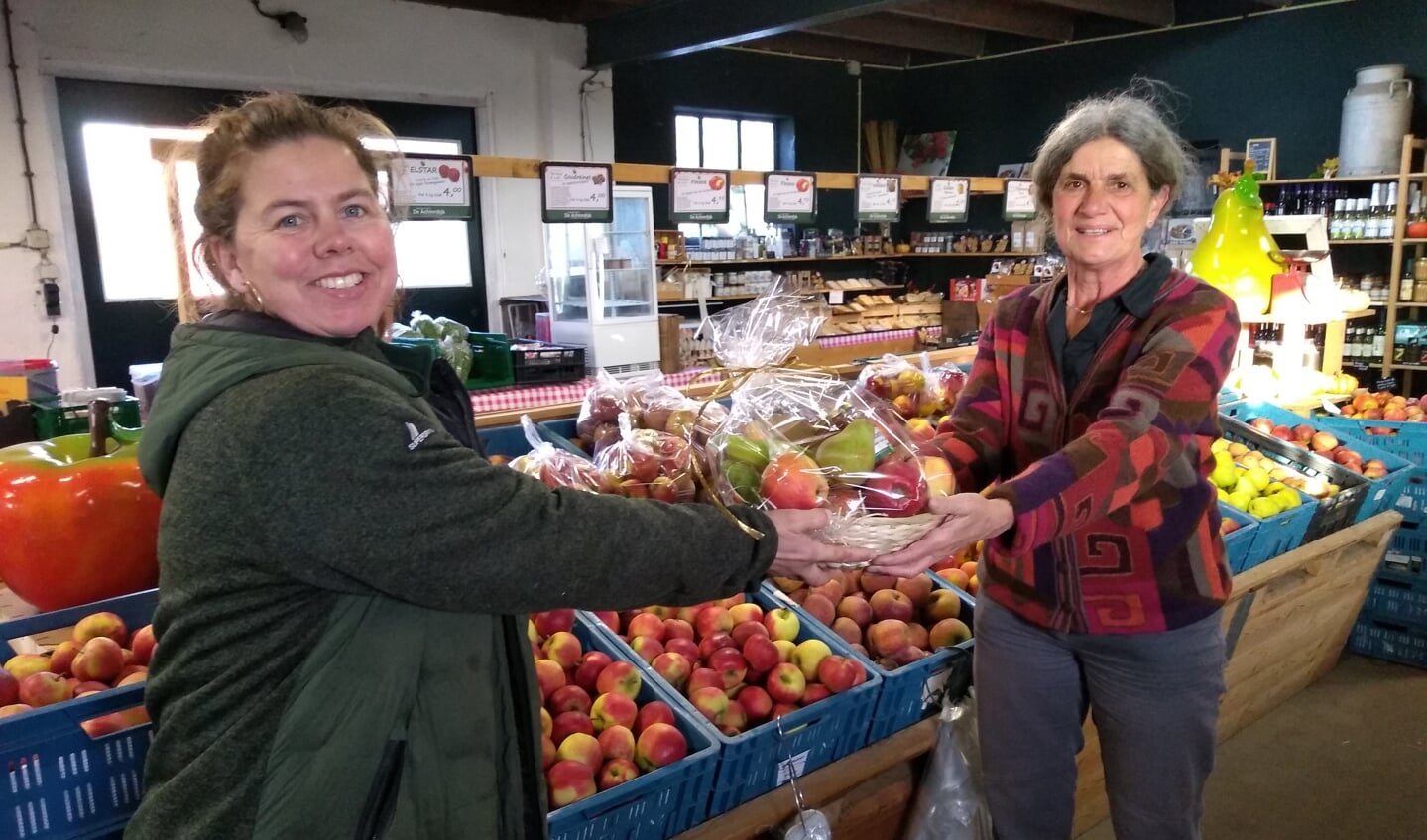 Eveline Westeneng overhandigt de prijs aan Rianne Frijters