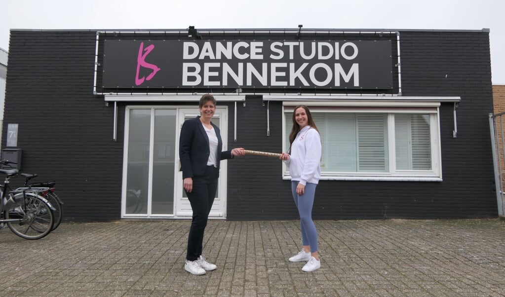 Het estafettestokje van de voedselbank gaat van  Van de Zandschulp Assurantiën/RegioBank naar Dance Studio Bennekom.