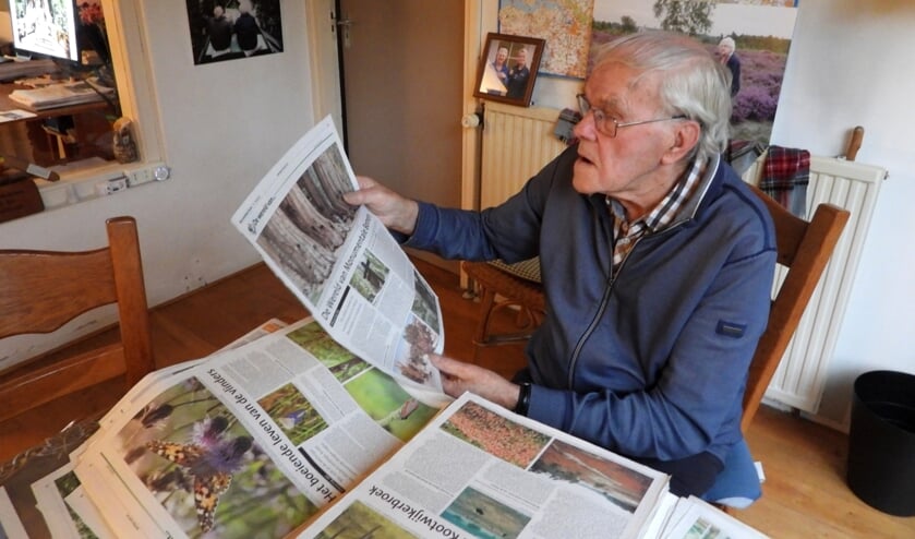 Gerrit de Graaff bladert door zijn natuurpagina's voor de Barneveldse Krant.