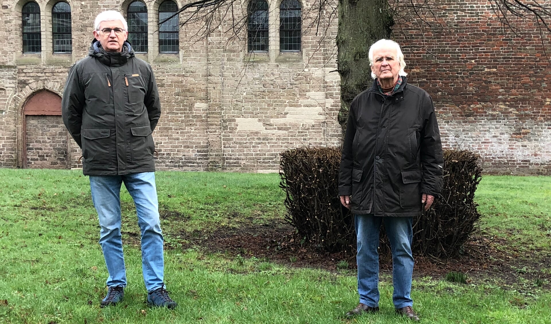 Piet Bakker (l) en Tjitte Steenhuizen van Vereniging Leefbaarheid Doorn roepen alle Doornaars op plantlocaties voor bomen door te geven.