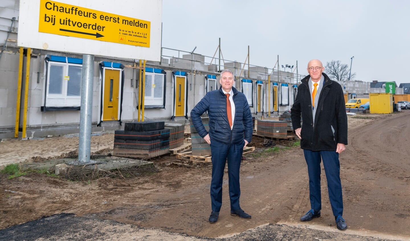 Fractievoorzitter Jan Top (links) en wethouder Bennie Wijnne (SGP) bij nieuwbouwwijk Woudse Erven in Barneveld.