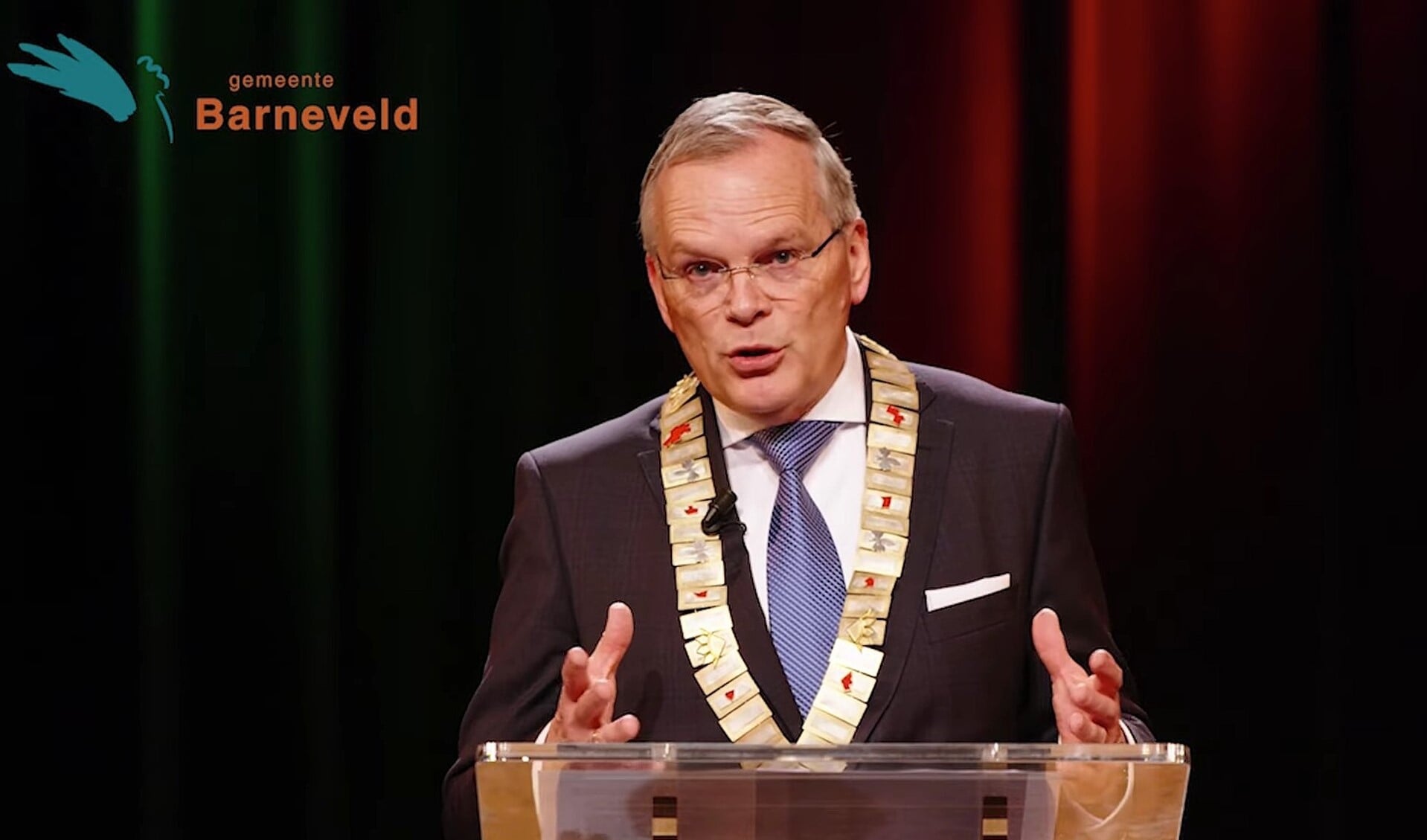 Burgemeester Jan Luteijn hield vanuit het Barneveldse Schaffelaartheater een digitale nieuwjaarstoespraak.
