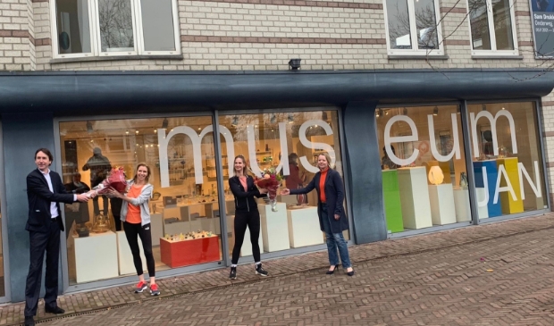 <p>Wethouders Herbert Raat (VVD) en Floor Gordon (D66) hebben vanmorgen bloemen overhandigd aan Marieke Uildriks, directeur van Museum JAN en voorzitter van het Directieoverleg Culturele instellingen, om de culturele sector een hart onder de riem te steken. Ook sportlerares Barbara Brinkhuis die vanmorgen een sportles in het museum verzorgde, kreeg een bos bloemen.</p>