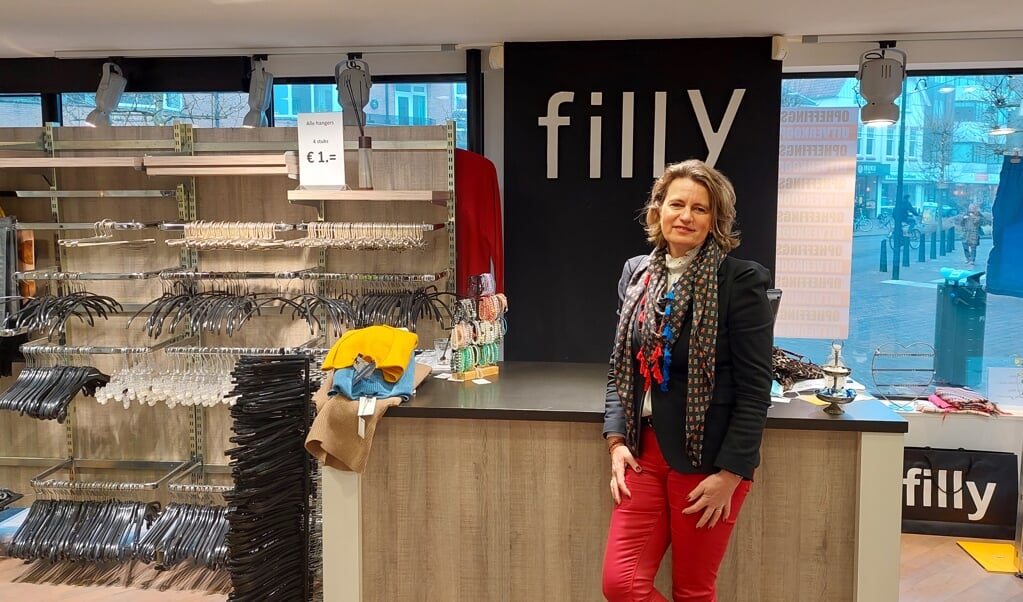 Filly Fashion wordt steeds leger. De toonbank waar Annet Ploeg voor staat, is ook al verkocht. 