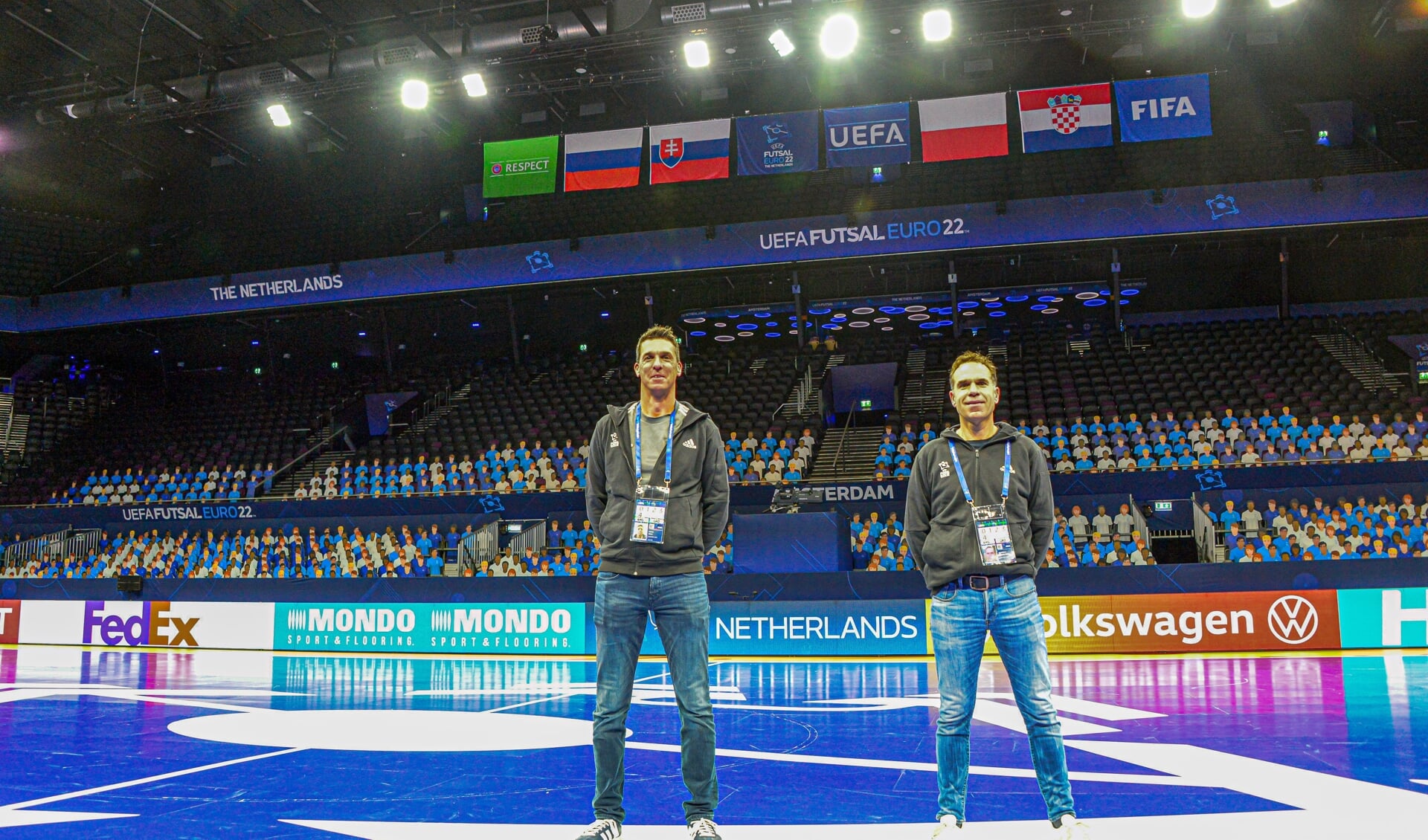 Elbert Schrier en Henry Snetselaar actief op het EK zaalvoetbal. Op de achtergrond de vlaggen van Polen en Slowakije.