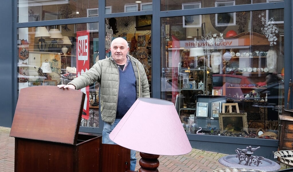 Peter Wiesenekker voor zijn brocantezaak en vrije handel aan de Herenstraat. Hij gaat er mee stoppen. 