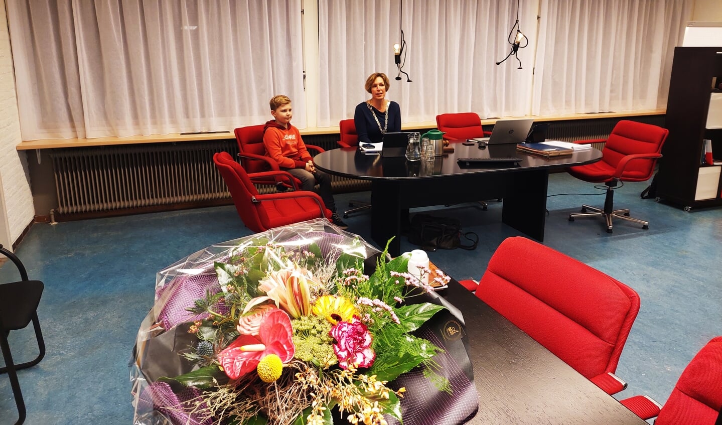 Kinderburgemeester Jelte Bouman en burgemeester Petra Doornenbal tijdens zijn installatie.