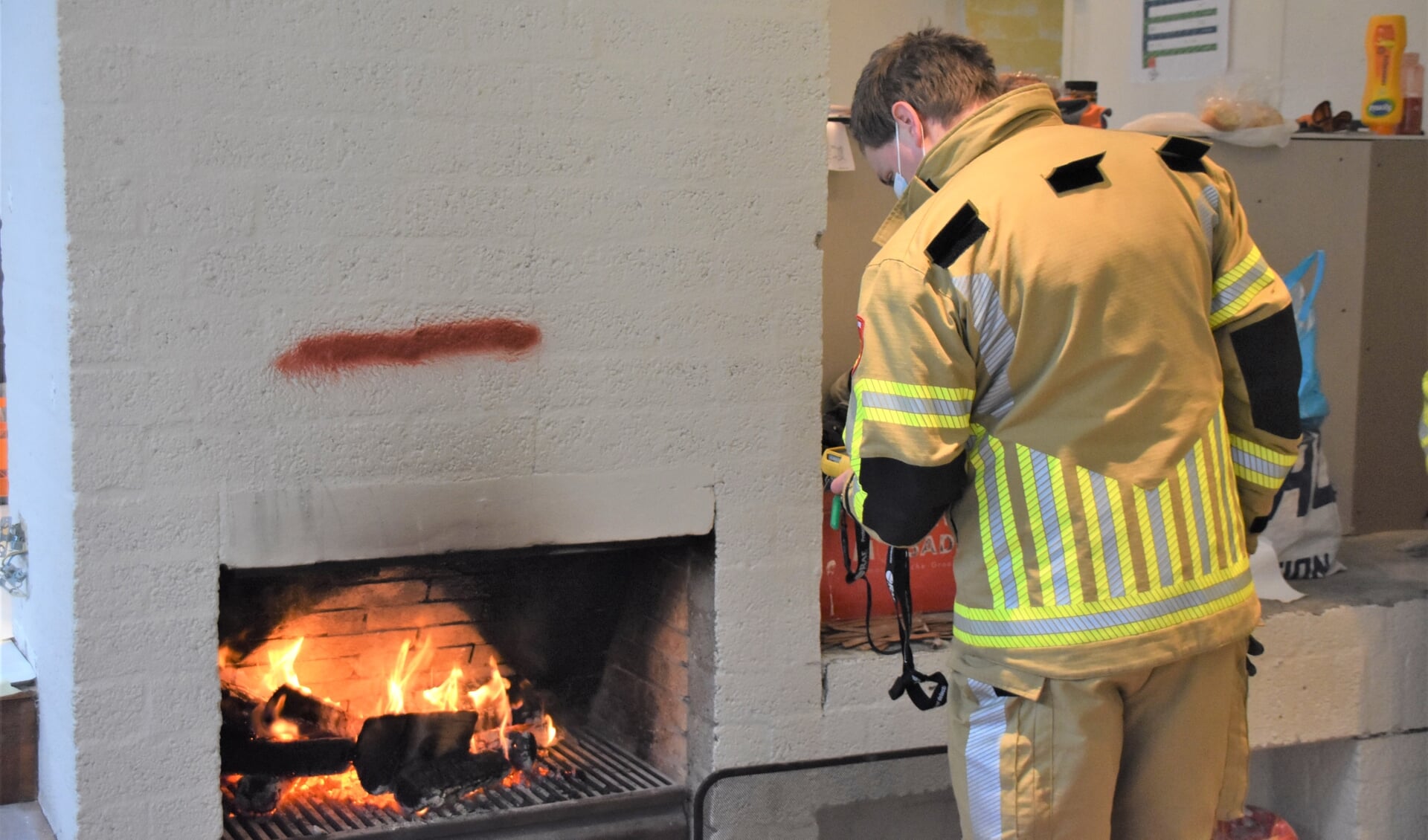 Omdat het koud was hadden werklui in een leegstaande woning de open haard aangestoken.