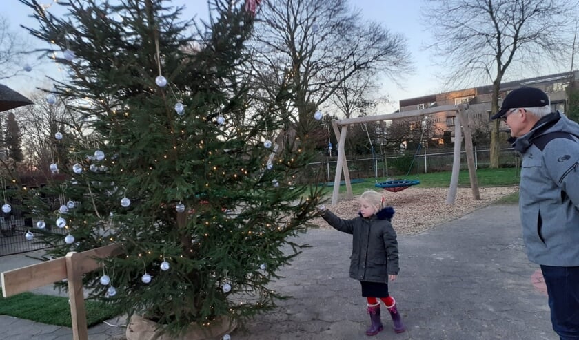 Lisa hing haar wens in de wensboom op 1e kerstdag