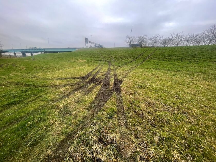 Sporen van illegale crossers op de Lekdijk