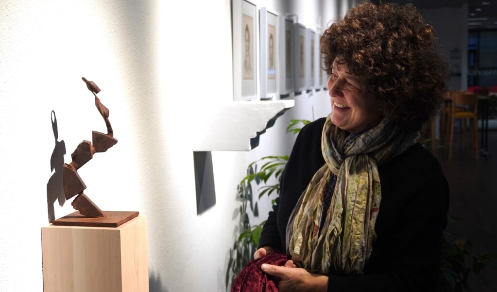Kunstenares Pinky Messchaert onthult het beeldje 'Proud to Be' in het provinciehuis.