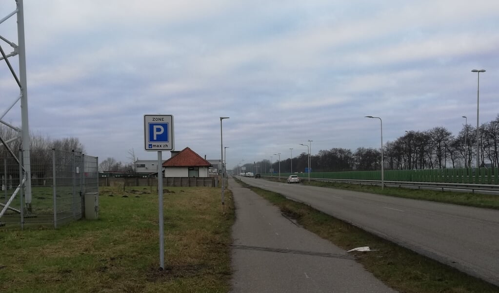 De blauwe zone op de Haarlemmerstraatweg.