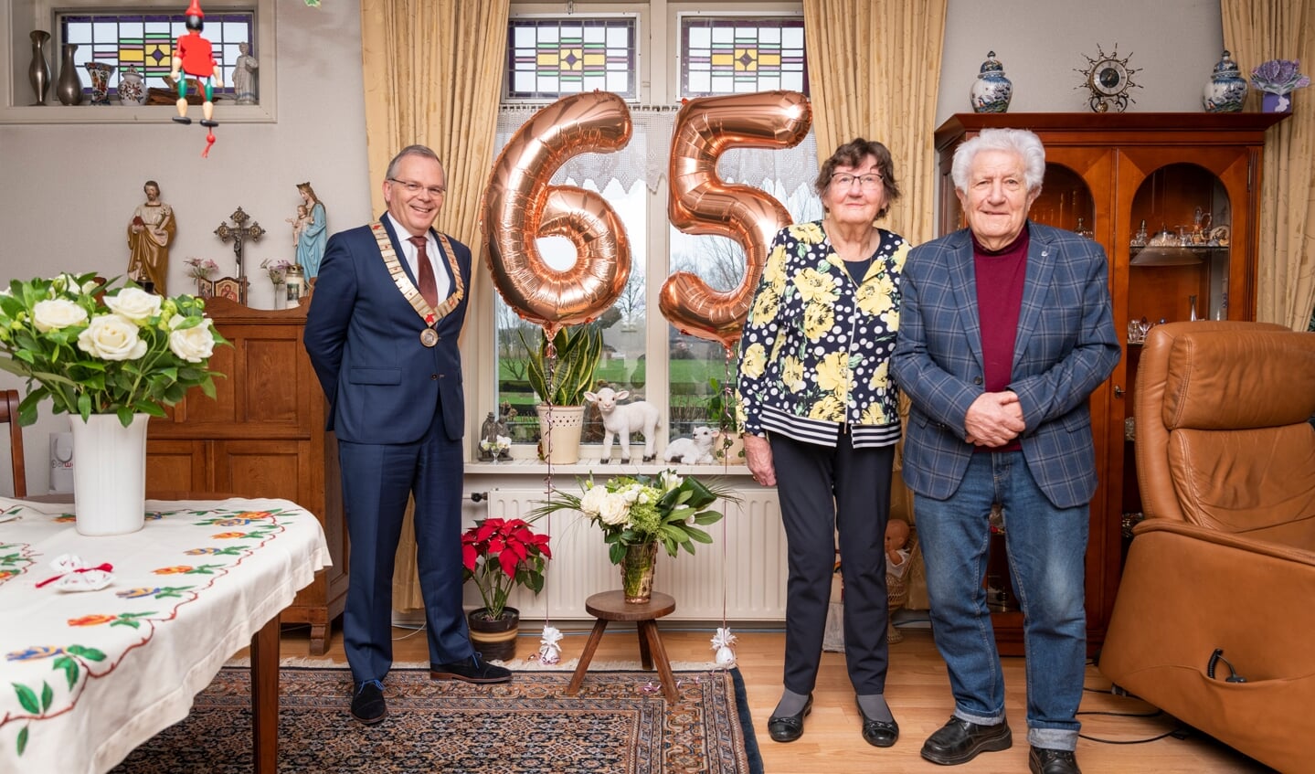 Jan en Sjaan van Rossum kregen vanmorgen de burgemeester op bezoek vanwege hun 65-jarig huwelijksjubileum.