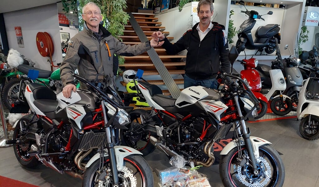 Sjaak Korteland overhandigt de sleutels van 2 nieuwe lesmotoren aan dhr. Johan Westerbeek van Rijschool Westerbeek.