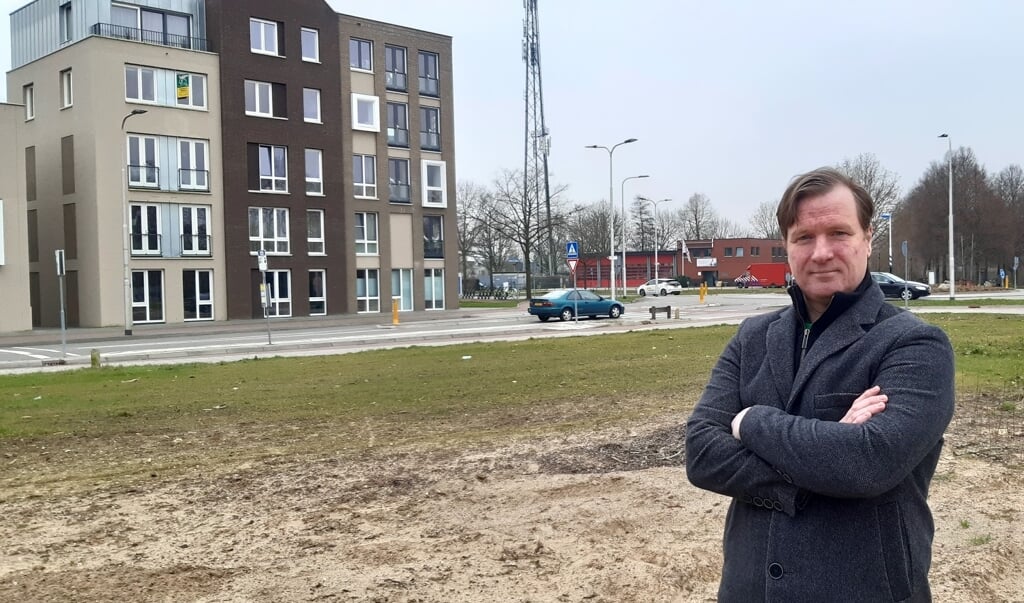 Jeroen Brouwer op het Wijkhuisterrein. SP moties voor zeggenschap inwoners haalden het niet.