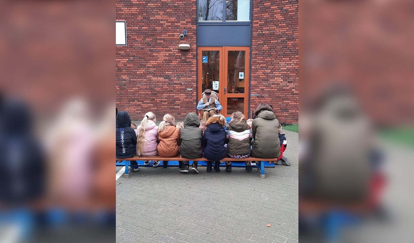 Gert-Jan van Doorn leest voor aan de leerlingen van basisschool de Wegwijzer
