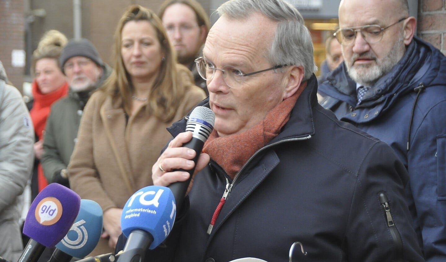 Burgemeester Jan Luteijn tijdens de 'lawaai-actie' van dinsdag in het Barneveldse centrum.