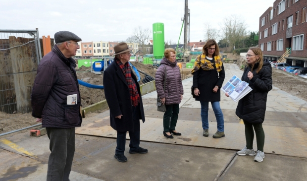 <p>Erna Dijkstra (rechts) bood haar boek aan aan Remco van de Ven (tweede van links) van de Historische Vereniging Sliedrecht.</p>
