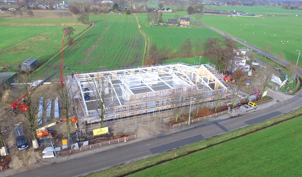 De staalconstructie van de nieuwe Ruitenbeekschool in Overwoud.