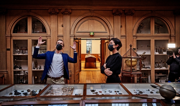 <p>Staatssecretaris van Cultuur & Media Gunay Uslu krijgt uitleg in het Teylers Museum.</p>