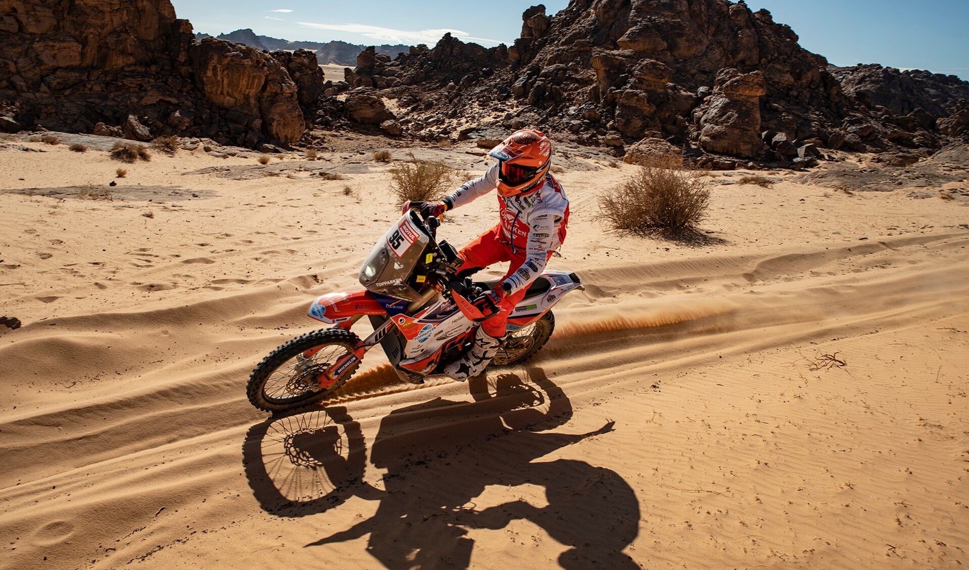 Wiljan van Wikselaar in actie tijdens de Dakar Rally in Saoedi-Arabië. 