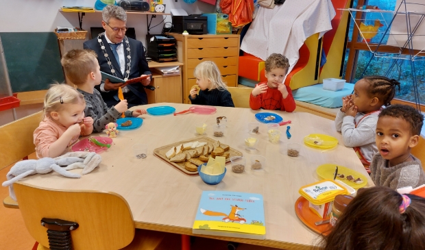 Burgemeester Heijkoop leest voor