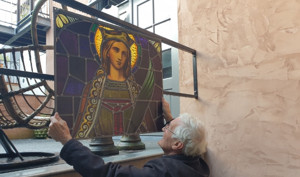 <p> John Smit toont vol trots en liefde de beeltenis van Sinte Cunera. Het complete glaswerk ligt in Rhenen opgeslagen in een kist.. </p>