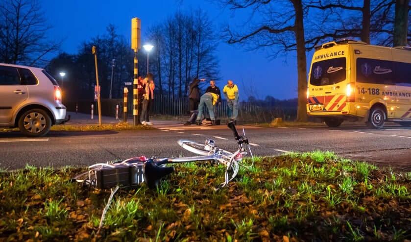De e-biker werd in de ambulance onderzocht.
