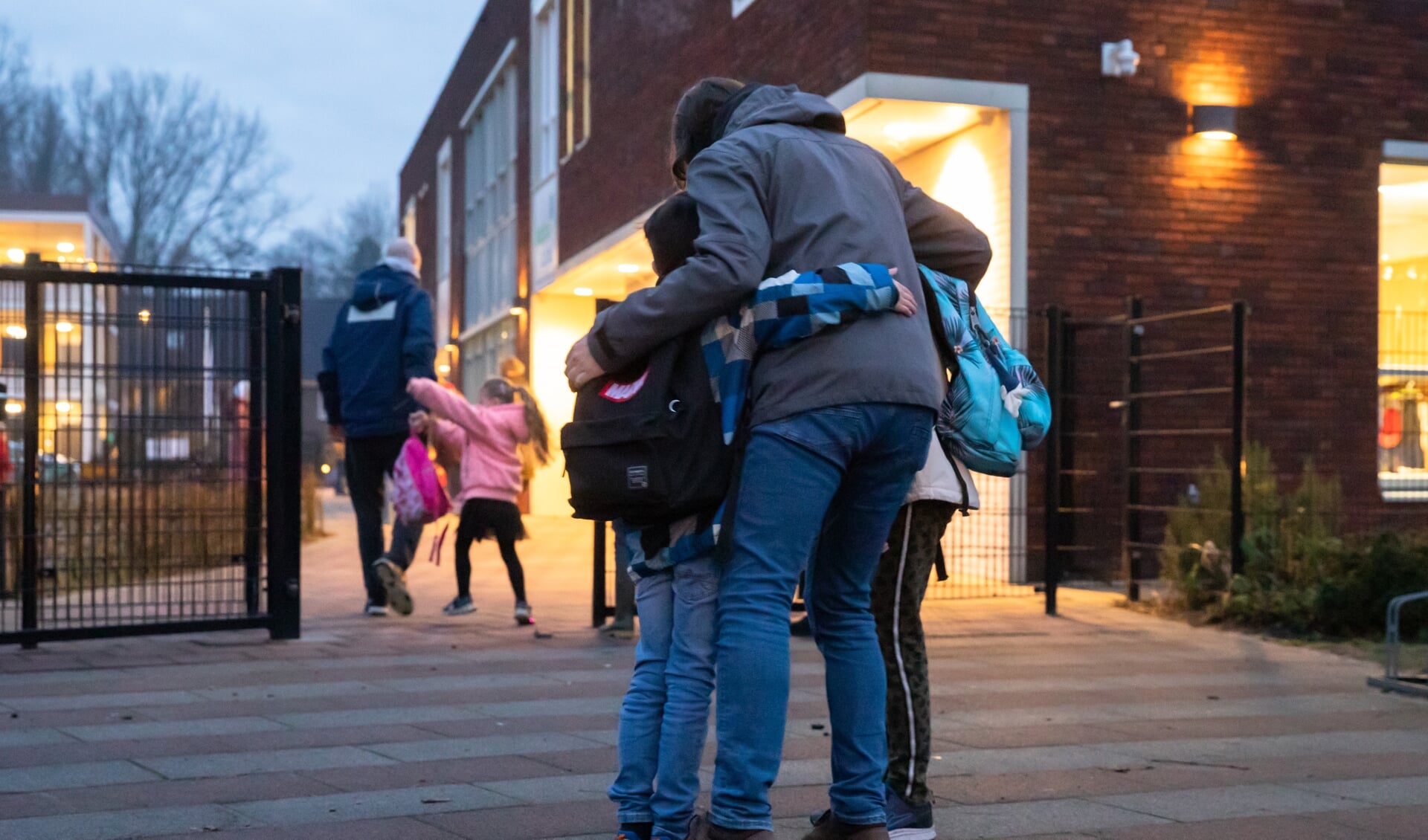 De scholen zijn weer open na de extra lange vakantie. Een knuffel voor de open poort van de brede school Noorderbreedte.