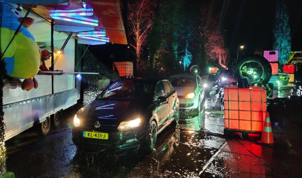 Ondanks de regen was het dit weekend druk bij de drive thru van Burgerzaken/De Fabriek.