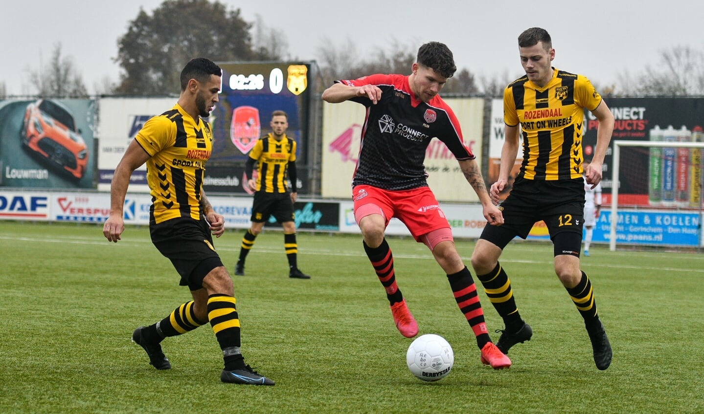 Olivier Pilon dit seizoen namens Stedoco in actie tegen zijn vorige club DVS'33.