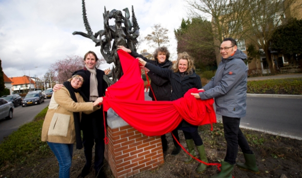 <p>Stieneke Kruijer, Herbert Raat, Maarten Kalsbeek, Liet Heringa en Bert Timmermans bij de herplaatsing van het kunstwerk Windbloemig.</p>