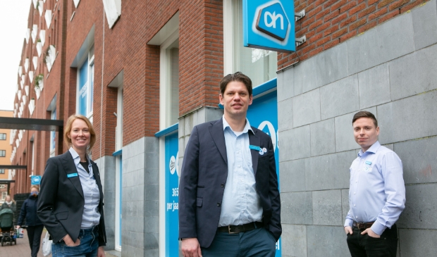 <p>Albert Heijn Schipholweg Haarlem opent 8 februari. V.l.n.r. Sarah de Jong, Danny van der West, Marek Wisniewski.</p>
