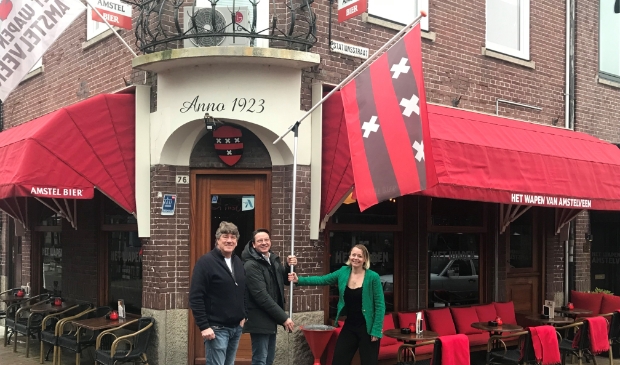 <p>Wethouder Floor Gordon (economische zaken) hijst samen met Marcel Kunst en Theo Konijnenberg van het Wapen van Amstelveen de vlag voor de horeca.</p>