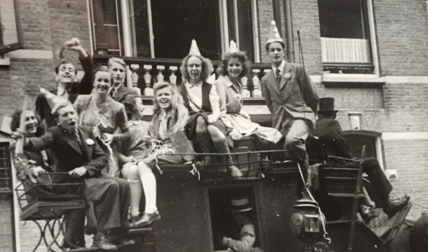 <p><em>In 1947 togen deze geslaagde eindexamenkandidaten op een Jan Plezier feestend door de stad Utrecht.</em></p>