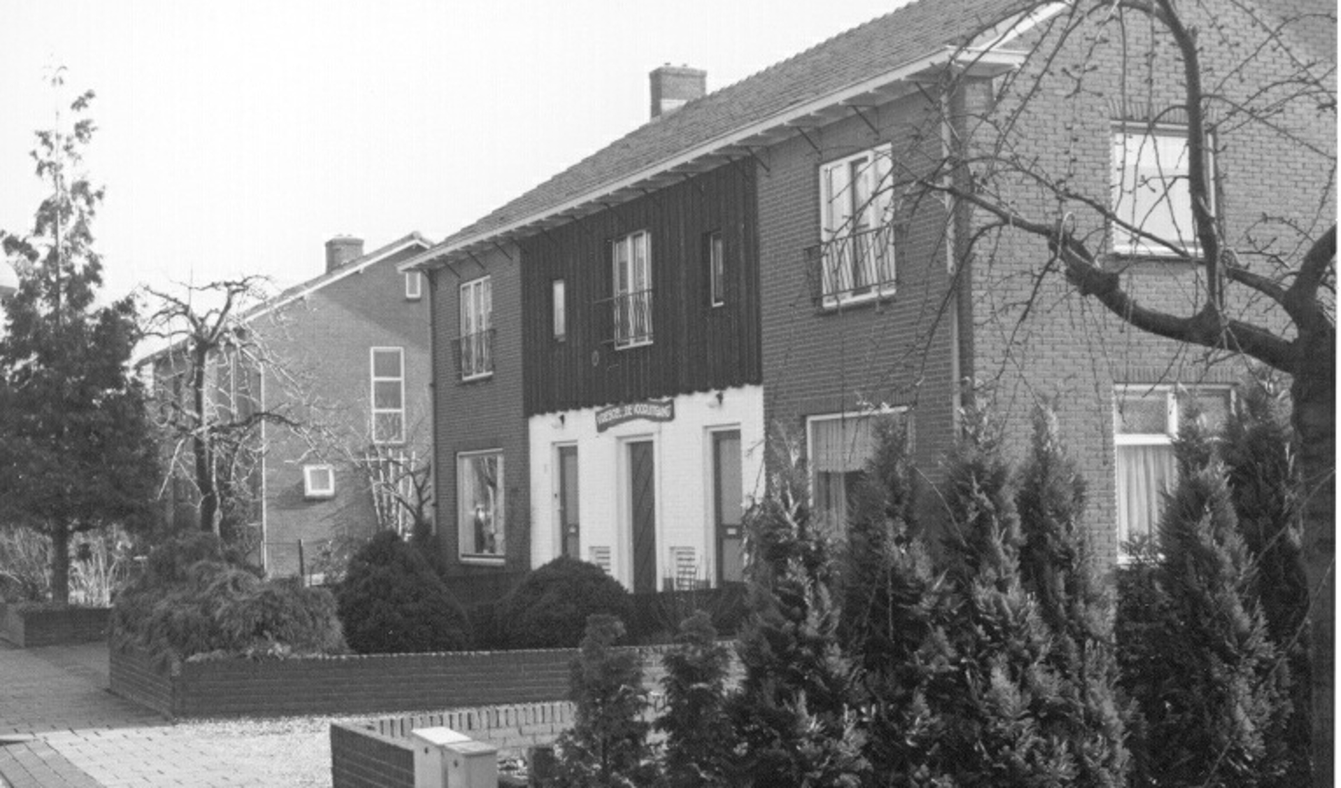 Tussen de woningen van Pelikaanweg 5 en 7 was de vriescel, te herkennen aan de witte pui met houtwerk op de verdieping