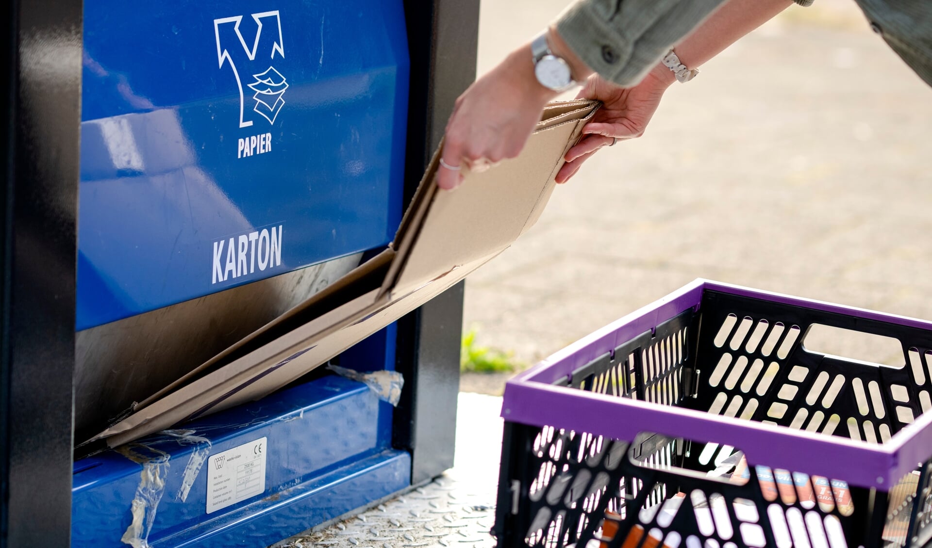 De vraag naar karton (voor pakketjes) neemt sterk toe door een grote toename van online bestellingen. De Nederlander is koploper in Europa als het gaat om afvalscheiding.