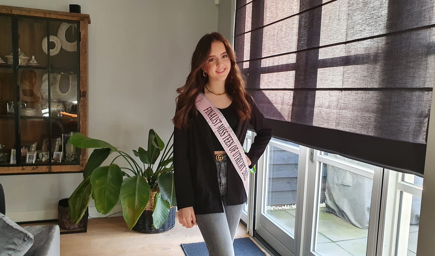 Noelle met haar sjerp voor de Miss Teen of Utrecht verkiezing
