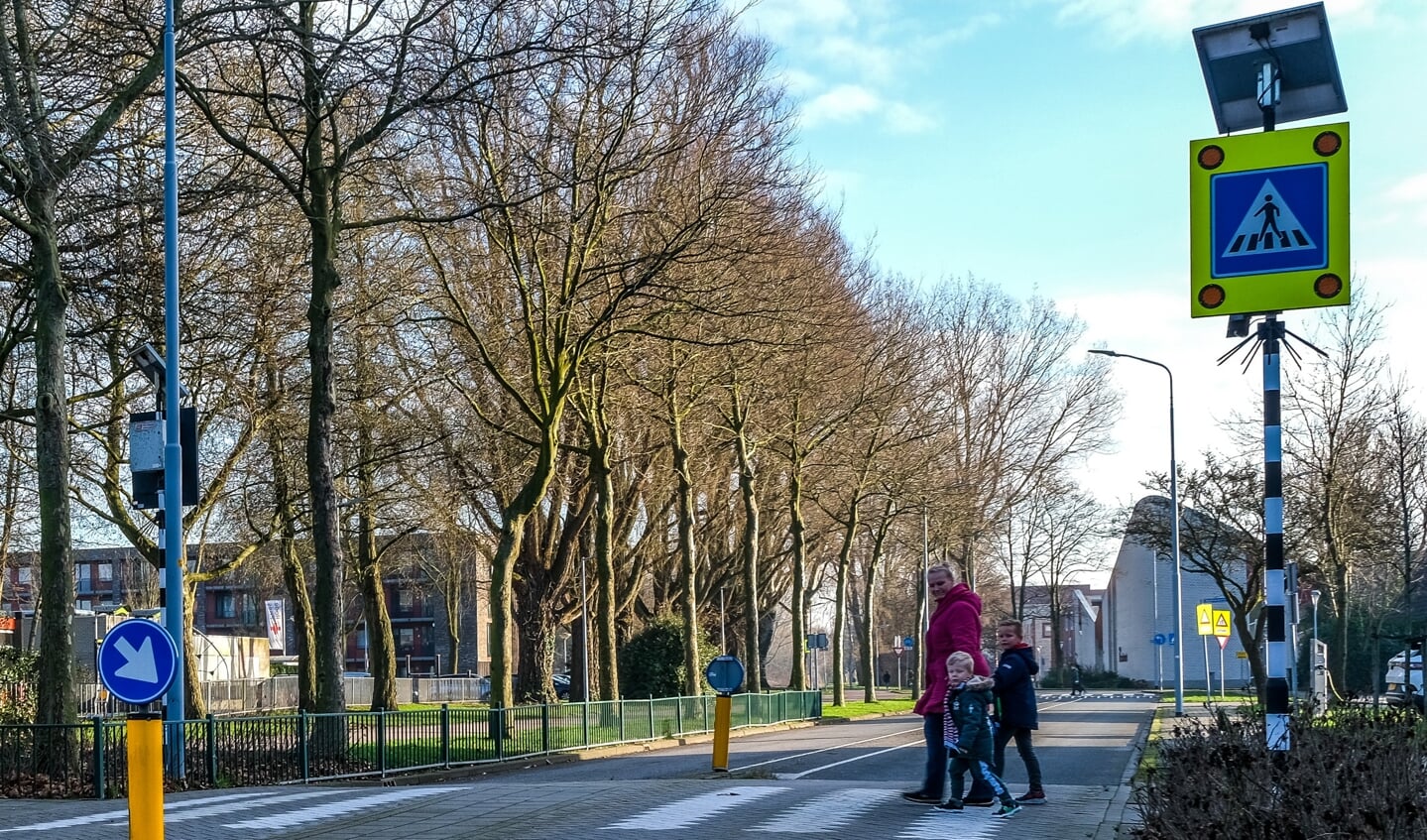 Deze moeder kan weer veilig oversteken nu de voetgangersoversteekplaats op de Burg. Pabstlaan is hersteld