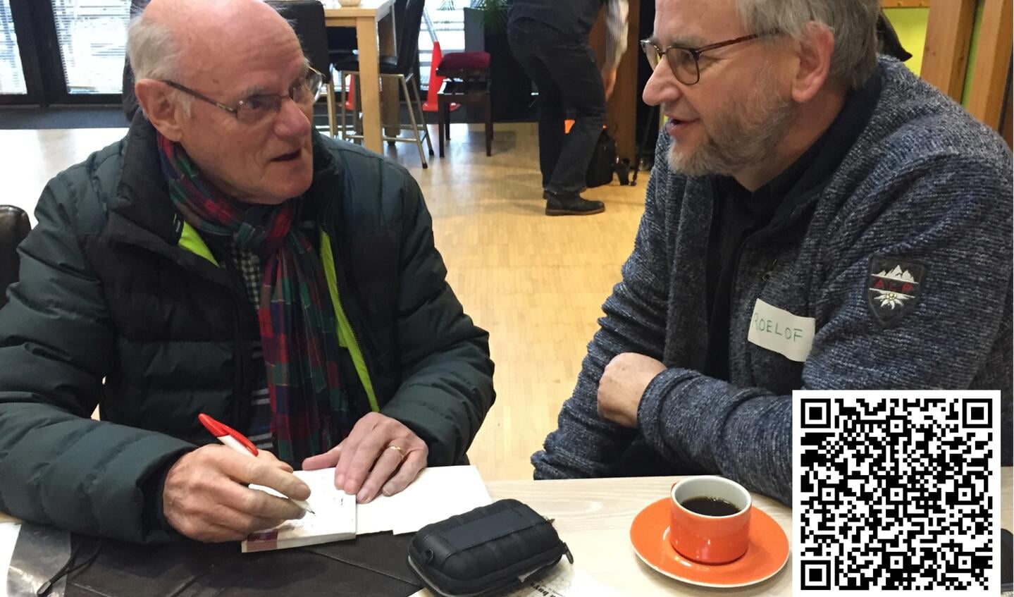 Energieambassadeur in gesprek met bewoner tijdens eerste EnergieBespaarCafé, januari 2019.