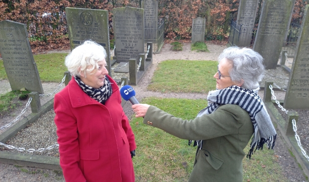 <p>Betty Valkenburg, vrijwilligster op de Joodse Begraafplaats, wordt geïnterviewd door Zin in Weekend-radiomaakster Hennie Burggraaff.</p>
