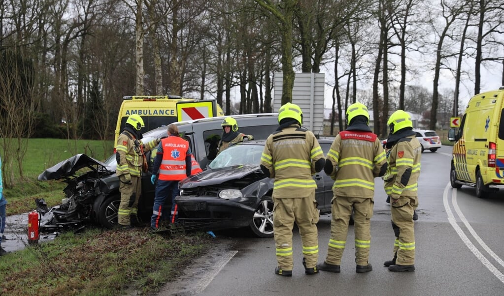 Op donderdag 27 januari botsten een personenauto en een bestelwagen op elkaar op de Wesselseweg. Beide bestuurders raakten gewond.